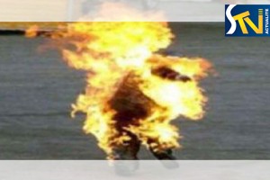 كهل يضرم النار في جسده امام مدرسة